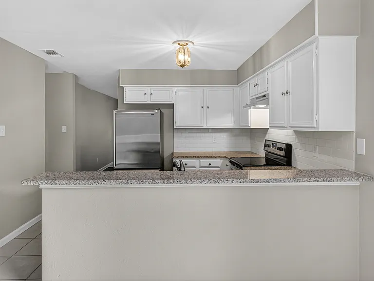 2219 Foxcroft Ln — Photo 3