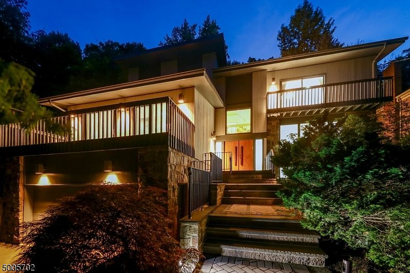 1st image of 34 Crestwood Dr