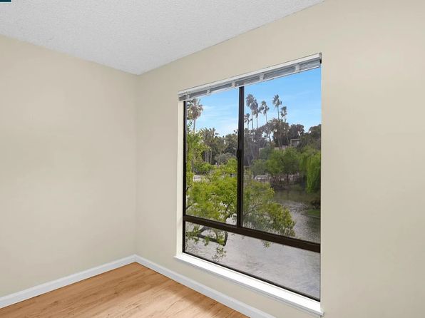 410 N Civic Dr APT 202