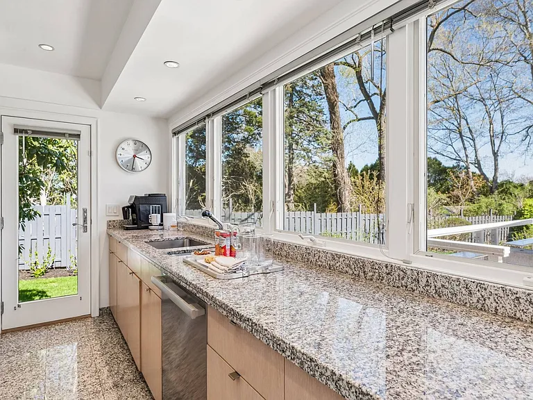 264 Edge Of Woods Rd — Photo 11