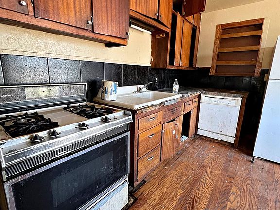 4th image of 1308 S Ave E