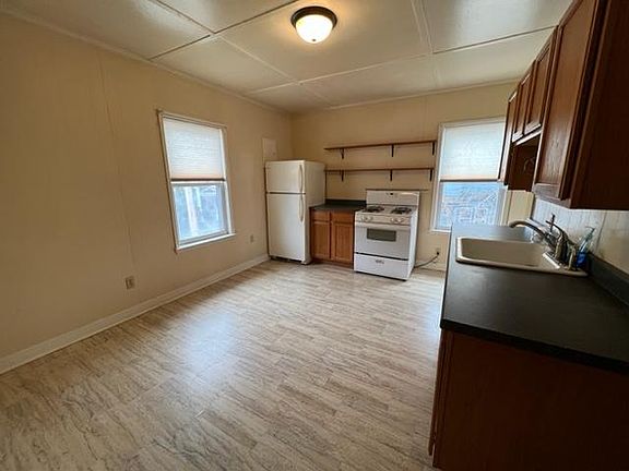 From living entry towards kitchen