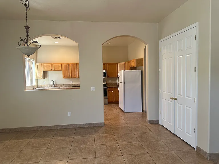2828 E Roeser Rd — Photo 2