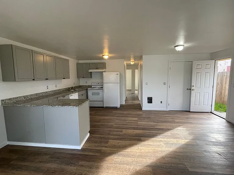 R215 Haven St — Photo 7