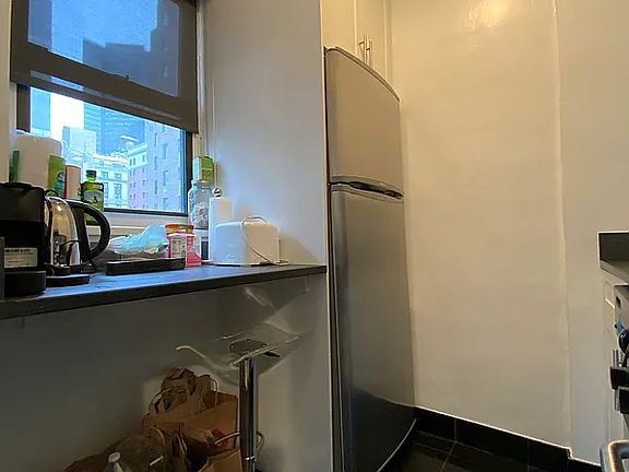5th image of 30 E 37th St APT 9D