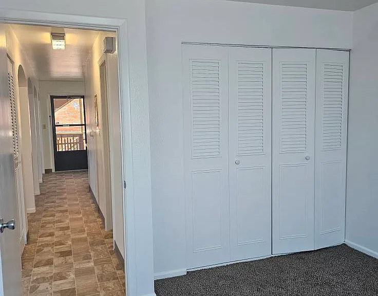 Chateau Villa Apartments — Photo 16