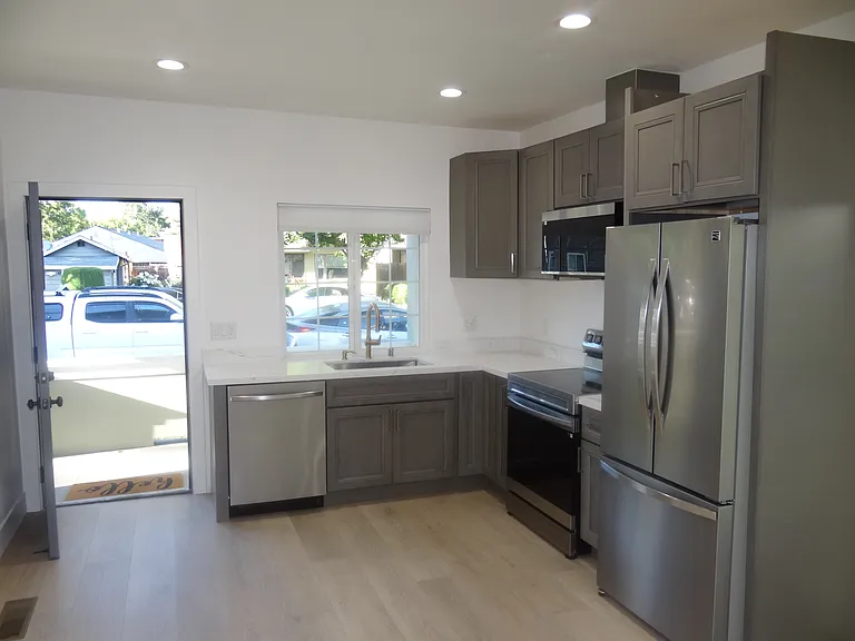 450 Rose Ave — Photo 9