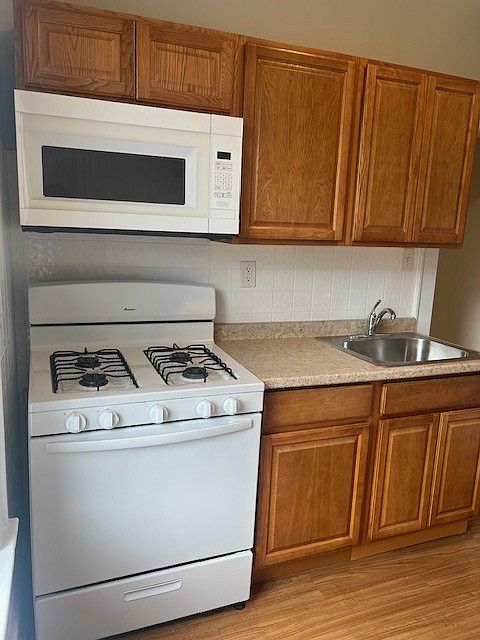 Kitchen w/Microwave