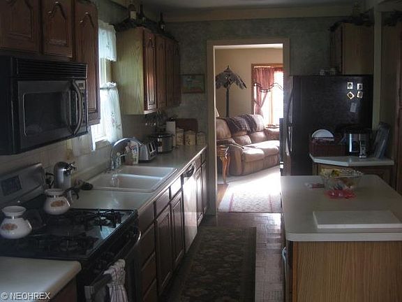 5th image of 141 Laurel St