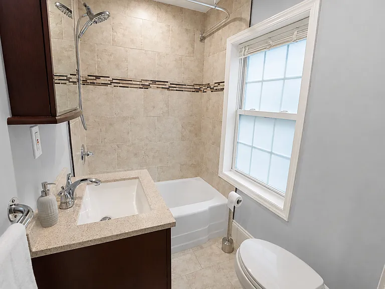 93 Woodbury Rd #B — Photo 4