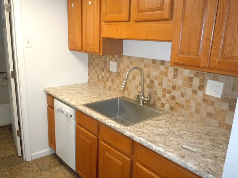 137 Sandridge Dr — Photo 5