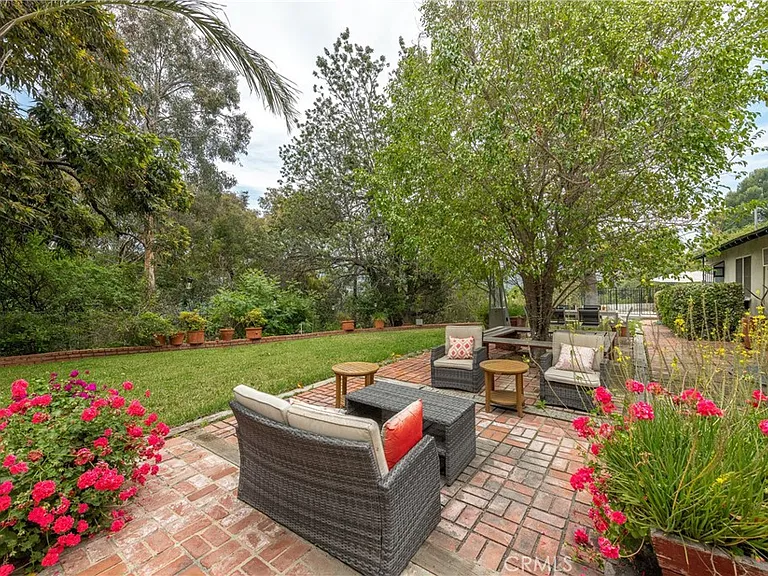 11446 Amanda Dr — Photo 32