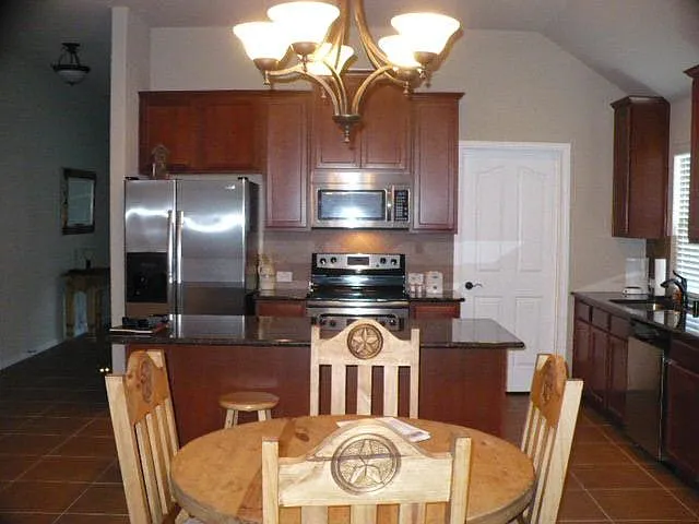 4 bed, 2077 sqft, $2,500 — Photo 2