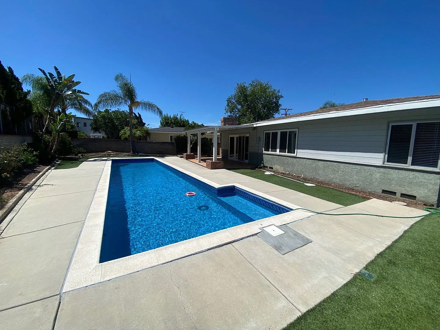 Great Location, Beautiful Pool! — Photo 4