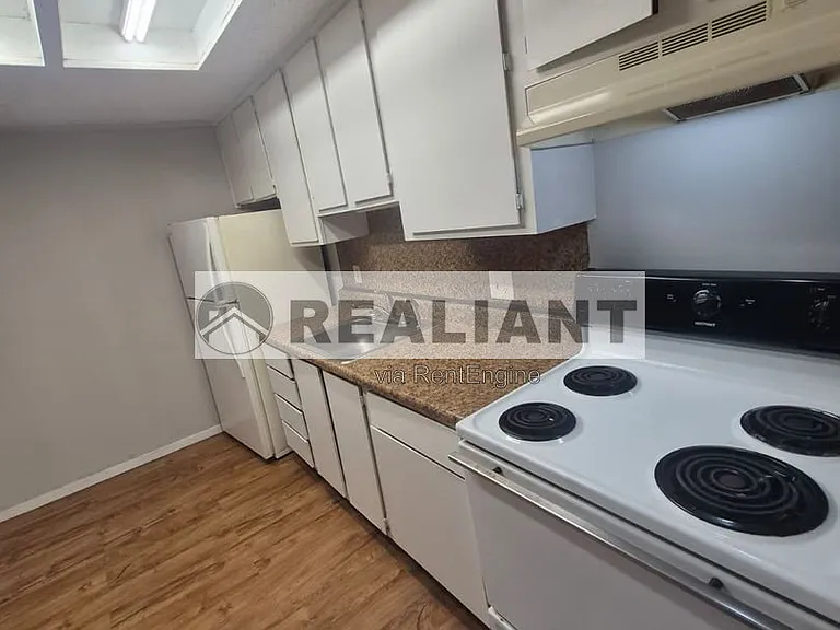 605 Amhurst Dr — Photo 4