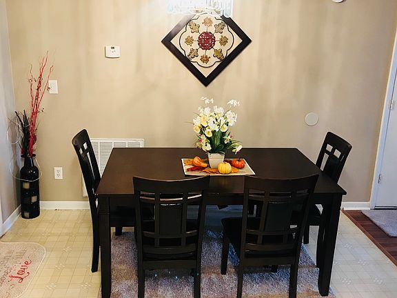 Table/chairs included 
