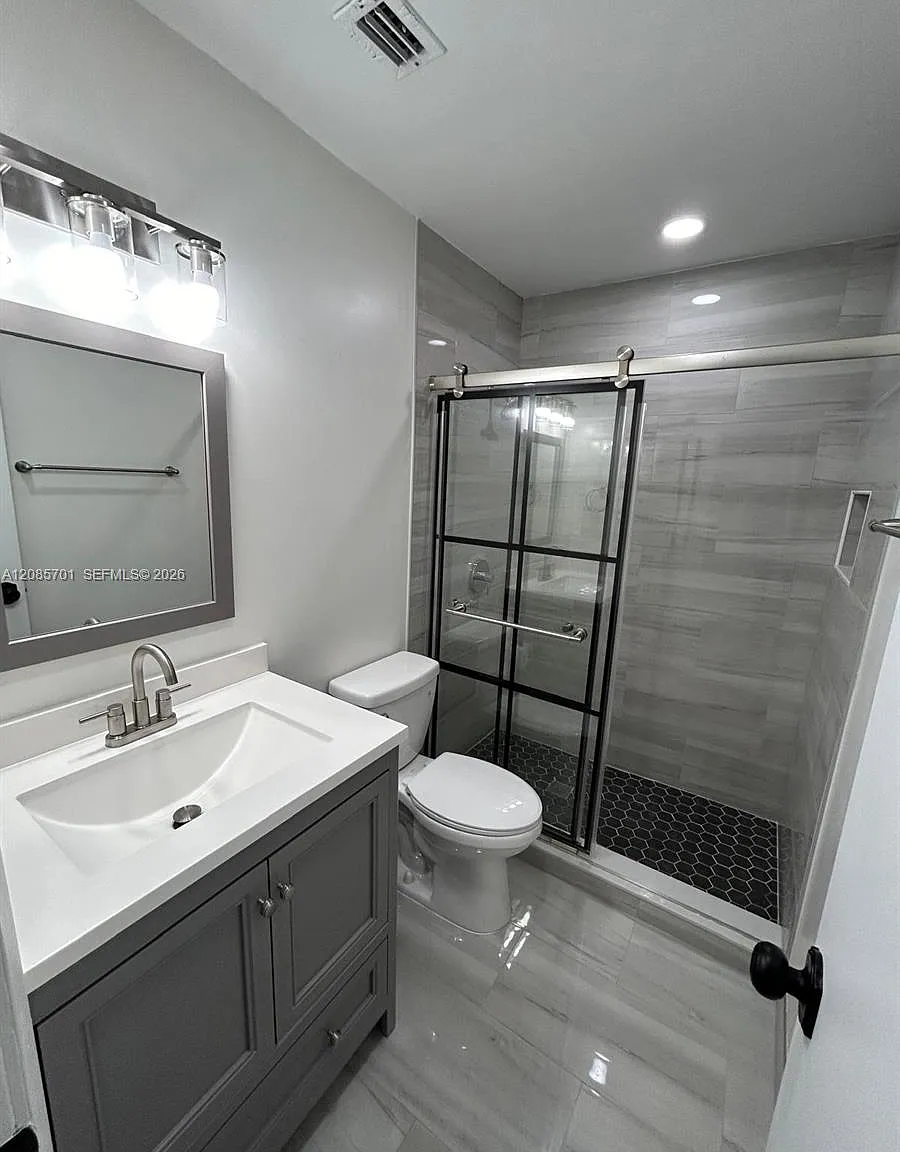 Knollwood Manor — Photo 2