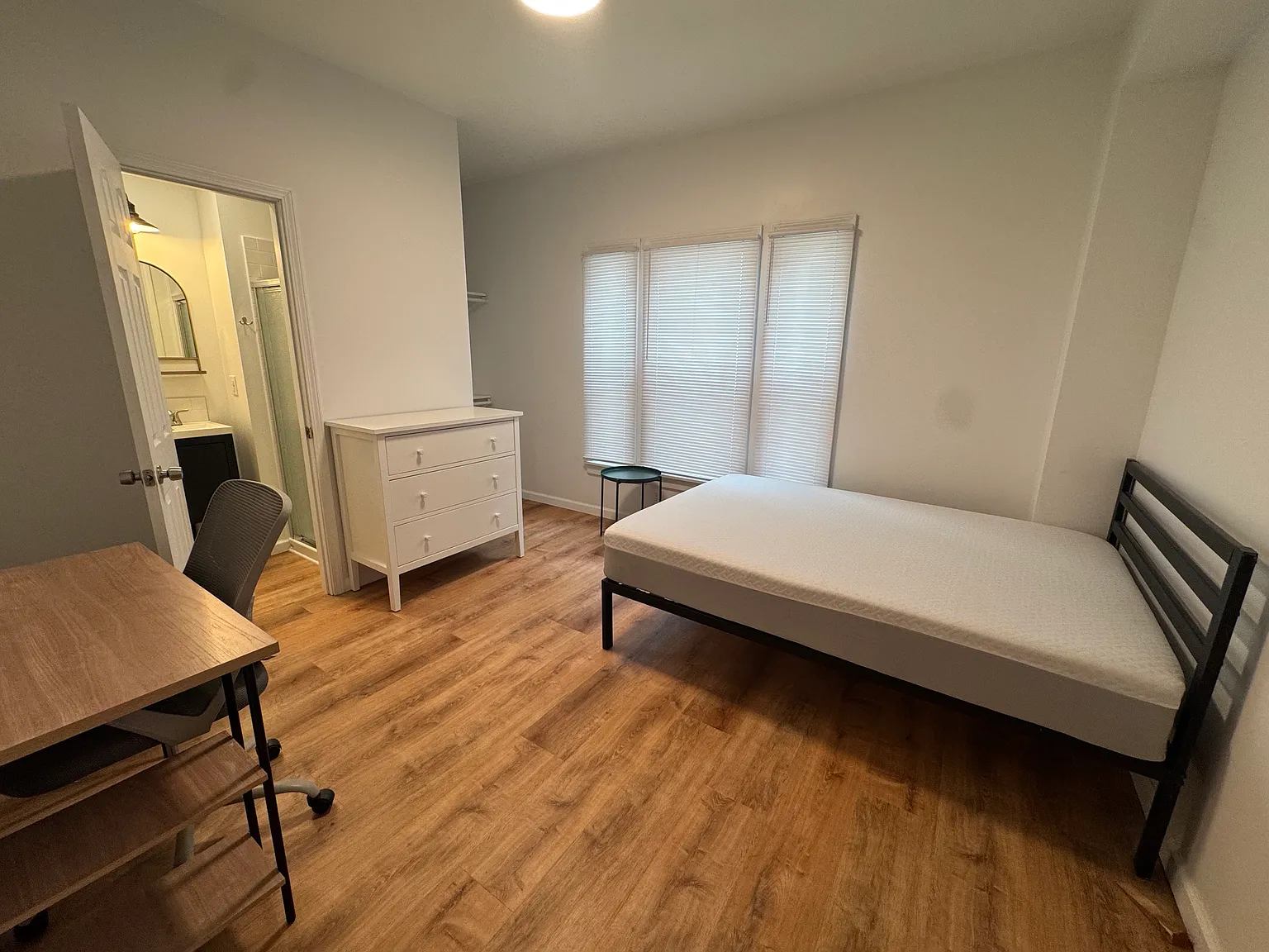 4 bed, 1.5 bath, 2650 sqft, $3,500 — Photo 4
