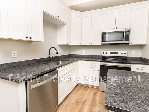 3rd image of 905 W 39th St #A
