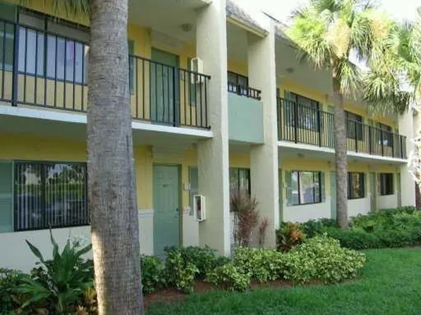 1205 Meadows Cir, Boynton Beach, FL