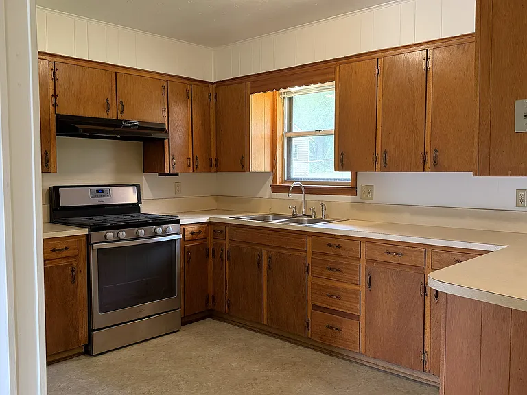 1805 Waterloo Ave — Photo 6
