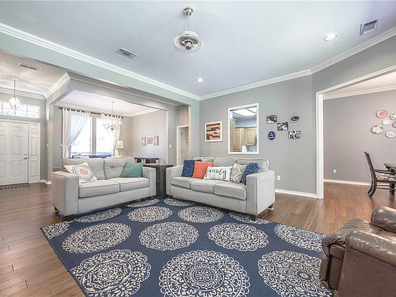 3rd image of 304 Comanche Dr
