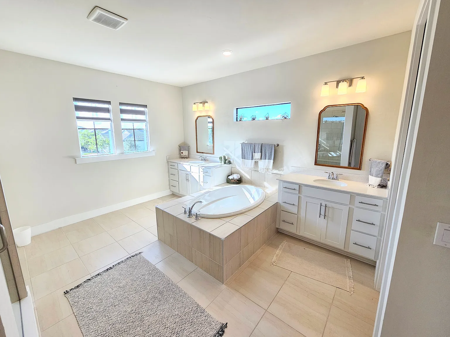 4 bed, 4262 sqft, $4,500 — Photo 3
