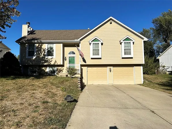 1329 NE Burgandy Ln, Lees Summit, MO 64086