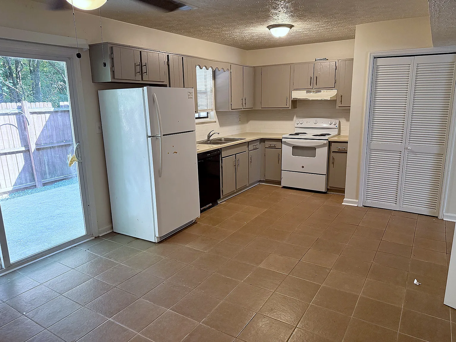 5954 Stonewall Dr — Photo 4