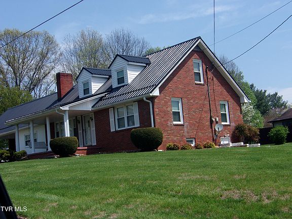 4th image of 136 Smithdale Blvd E