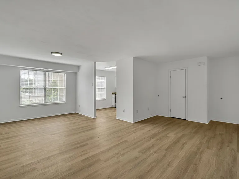 Amhurst III Apartments — Photo 32