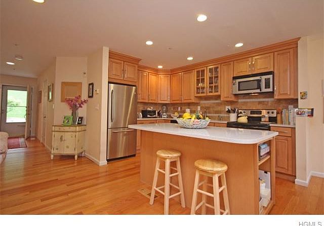 1st image of 611 Pondside Dr #611