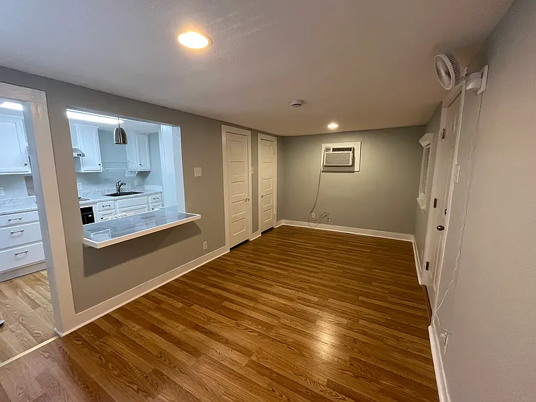 Studio space Bed/living.