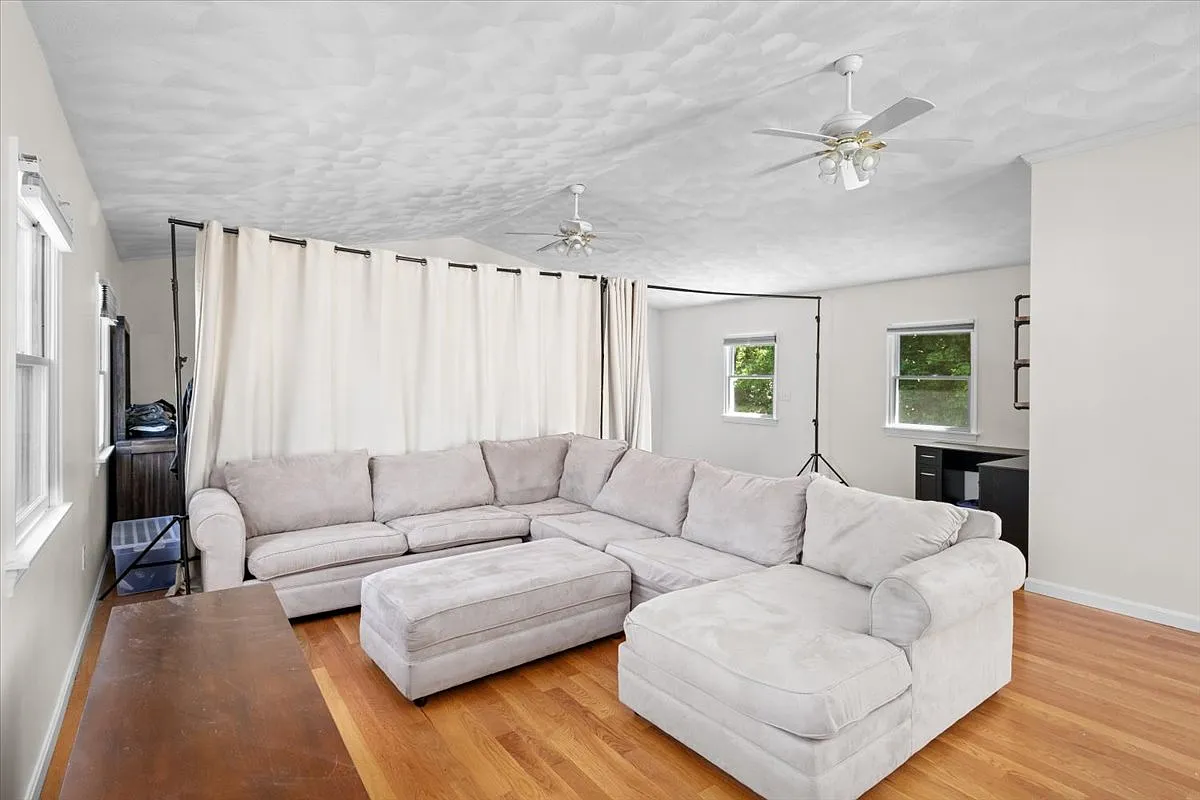 Studio, 840 sqft, $2,300 — Photo 4
