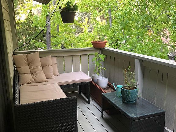 Balcony (does not come furnished).