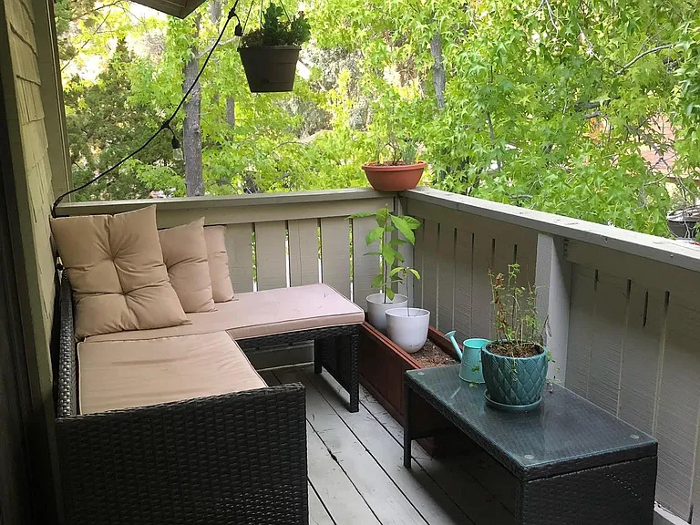 Balcony (does not come furnished).