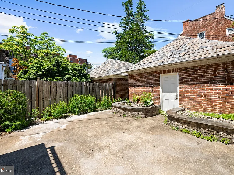 214 E University Pkwy — Photo 61