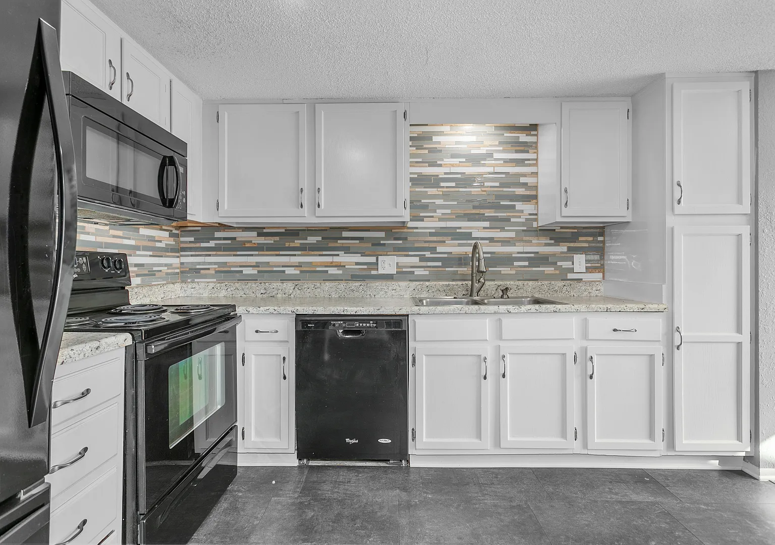 565 NW Valleybrook Rd — Photo 3