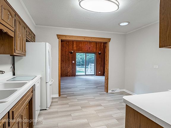 5th image of 32 Arapaho Dr