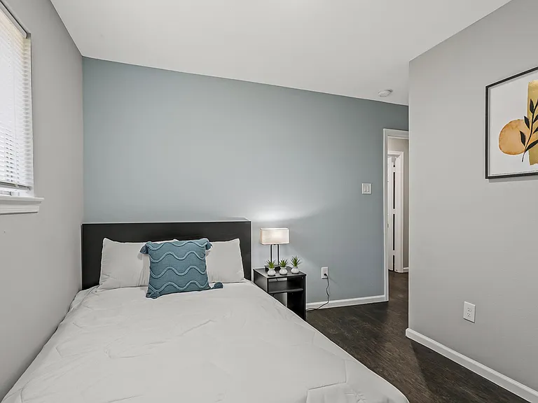 Greylog Dr — Photo 1