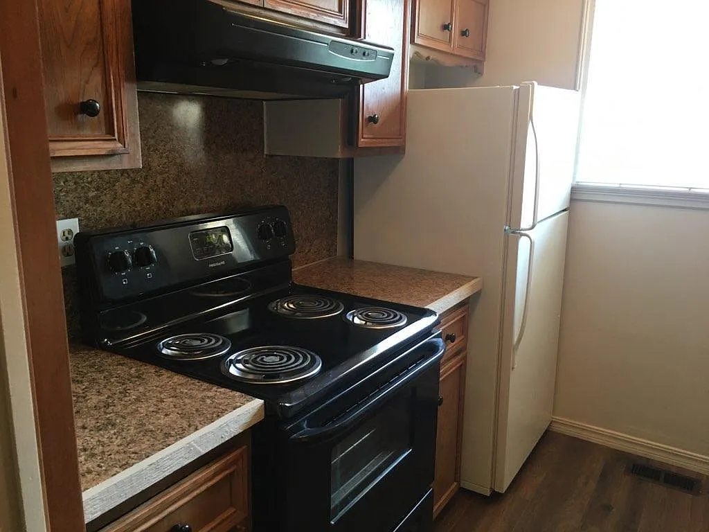 Hilltop Apartments — Photo 2
