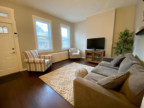 The two large windows and 10 feet ceiling make this room spacious and bright.