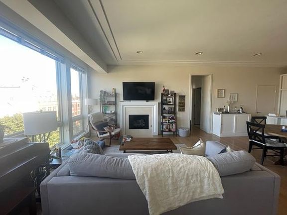 3rd image of 1253 W Diversey Pkwy APT 4e