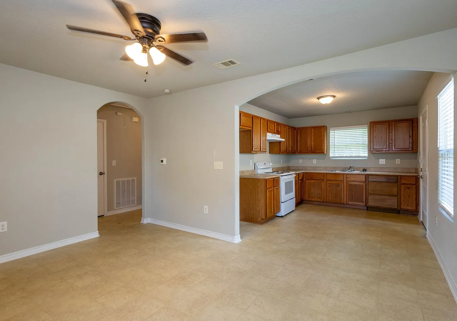 2 bedroom / 1 bath Move in ready in 77705! — Photo 4