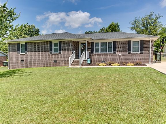 3rd image of 8 Pine Tree Dr