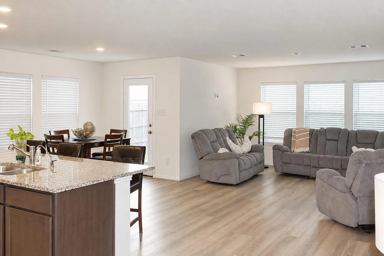 3 bed, 1584 sqft, $2,100 — Photo 3