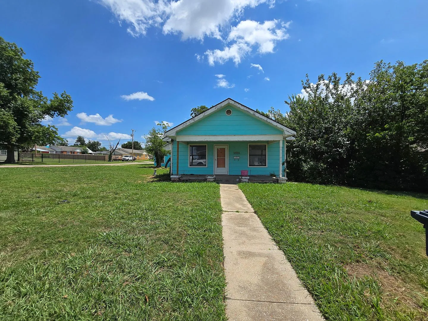 Charming 2 bedroom, 1 bathroom home — Photo 2
