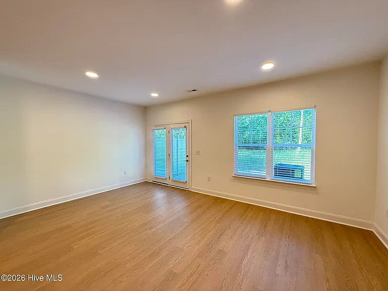 355 James St — Photo 14
