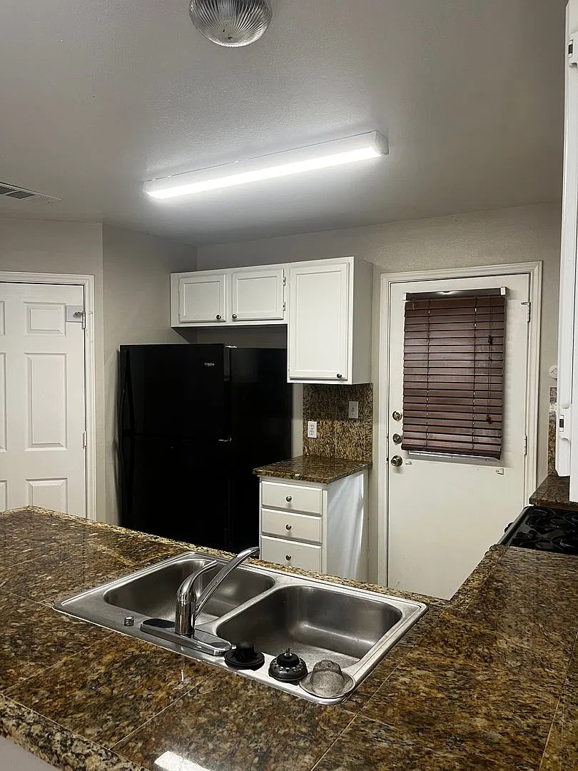 6 bed, 2000 sqft, $5,500 — Photo 4