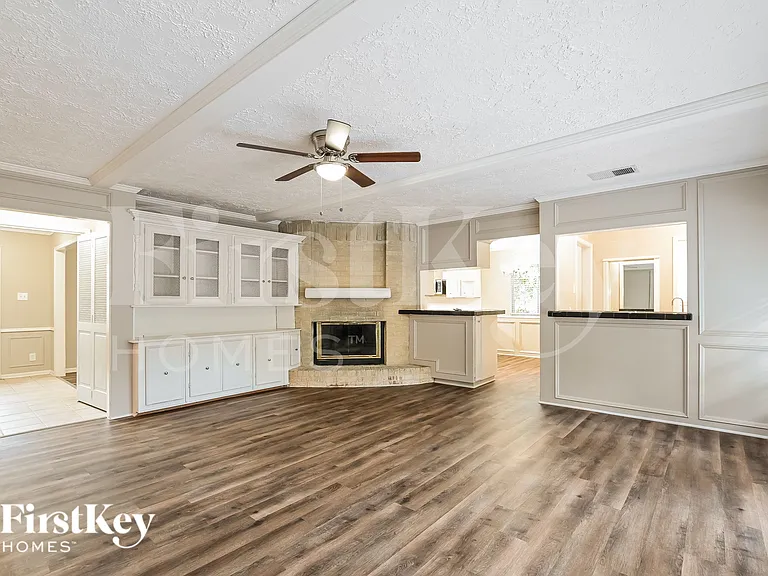 4146 Meadowbank Dr — Photo 3